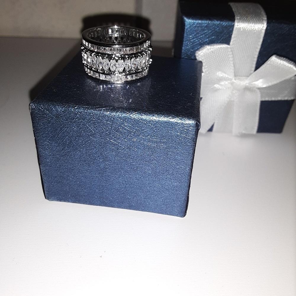 Beautiful Crystal & Cubic Zirconia Band Ring - Picture 4 of 5